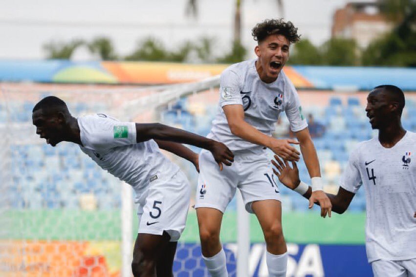 MONDIAL U-17 : LA FRANCE ÉTRILLE L’ESPAGNE ET FILE DANS LE CARRÉ MAGIQUE