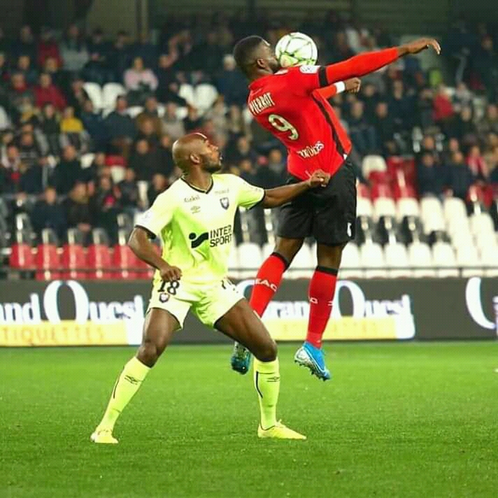 FOOT – EXPATRIÉS : BUTEUR ET PASSEUR DÉCISIF, FRANTZDY PIERROT PORTE L’EN AVANT GUINGAMP FACE À CHATEAUROUX