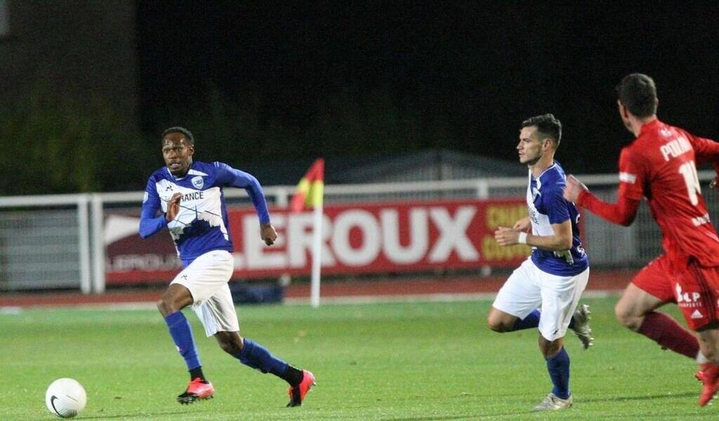 FOOTBALL- EXPATRIÉ/ NATIONAL : US AVRANCHES ARRACHE UN NUL, STEVEN SEANCE BUTEUR