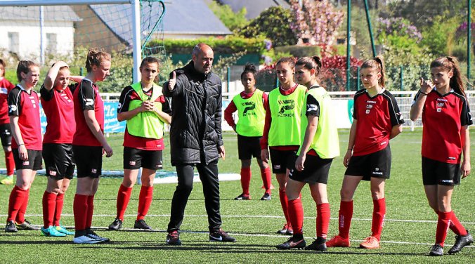 FOOTBALL – FÉMININ : L’ÉQUIPE FÉMININE HAÏTIENNE TIENT SON NOUVEAU SÉLECTIONNEUR