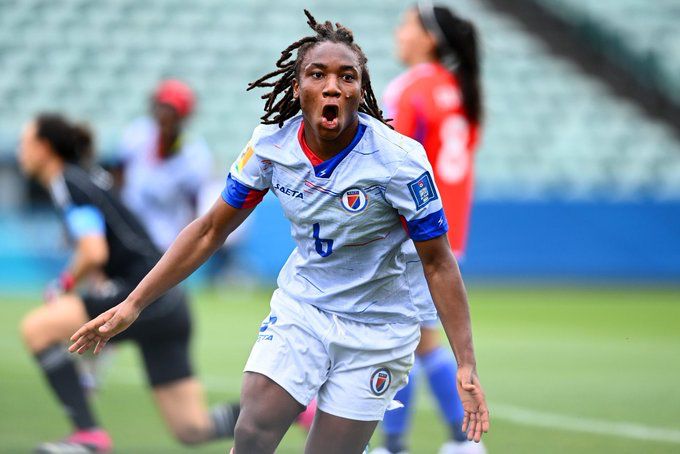 COUPE DU MONDE FÉMININE : HAÏTI QUALIFIÉE, DUMORNAY REND HOMMAGE À MIKABEN