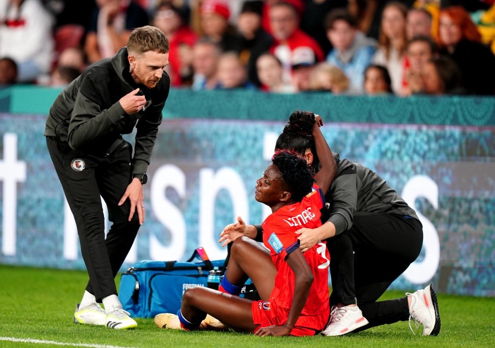 JENNIFER LIMÂGE SORT DU SILENCE APRÈS SA BLESSURE.