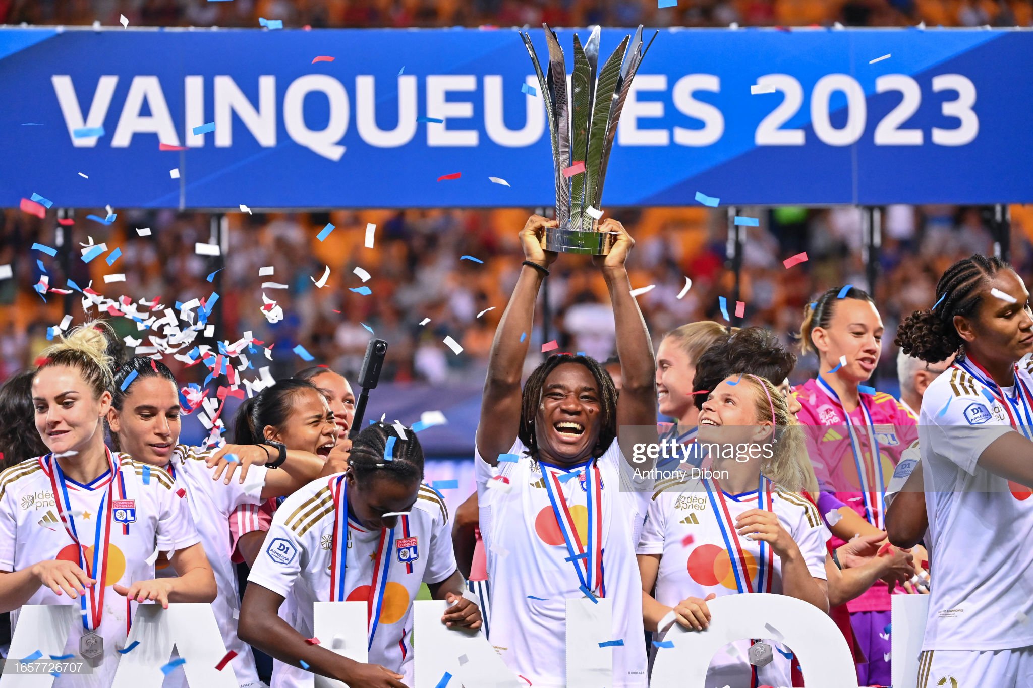 FOOTBALL FEMININ: CORVENTINA OFFRE LE TROPHÉE DES CHAMPIONNES À L’ OL