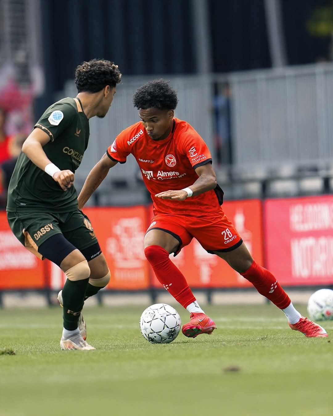 RUBEN PROVIDENCE PORTE ALMERE CITY AVEC UN DOUBLÉ ET UNE PASSE DÉCISIVE EN AMICAL