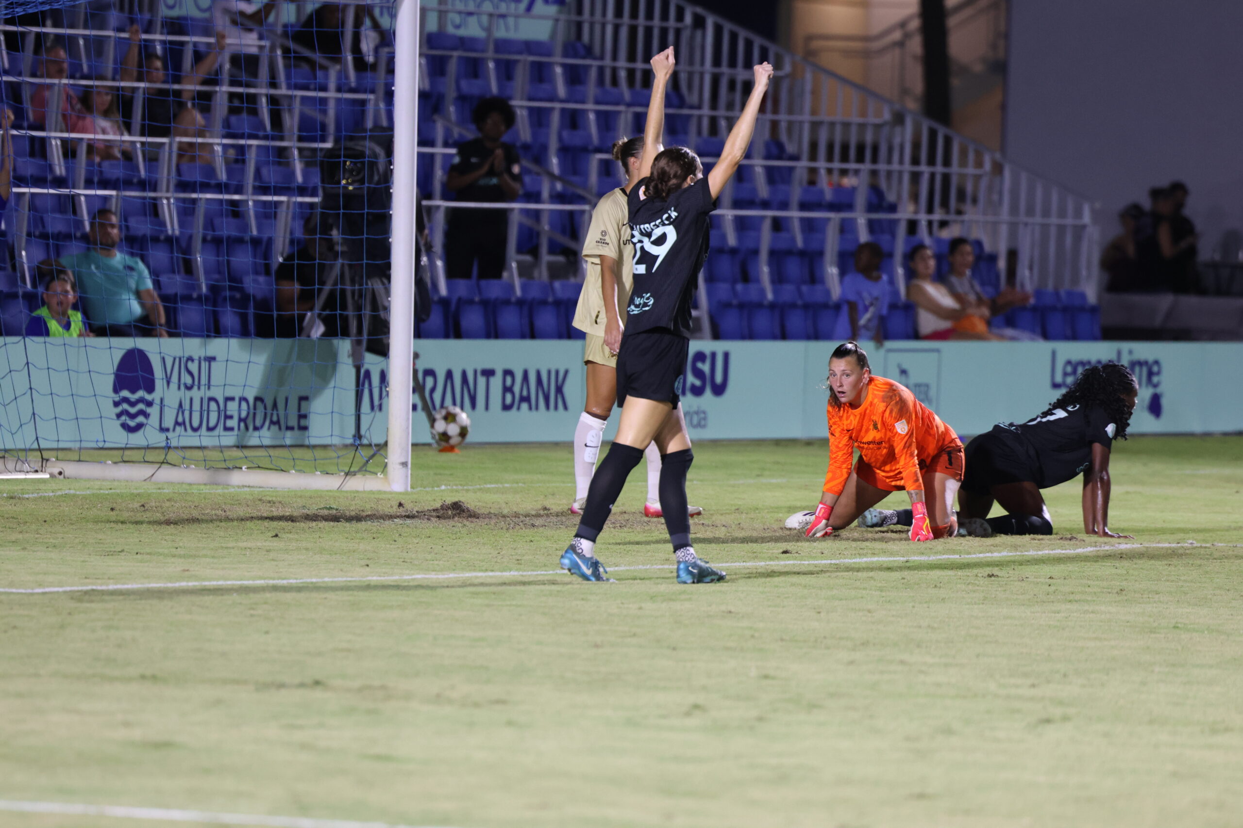 FORT LAUDERDALE UNITED S’OFFRE LE LEADER, DALLAS TRINITY, POUR SA PREMIÈRE VICTOIRE À DOMICILE