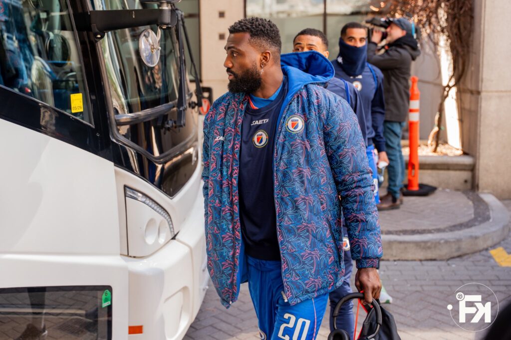 Arrivée de Frantzdy Pierrot en tenue officielle avant une séance d’entraînement précédant le match Haïti – Tunisie
