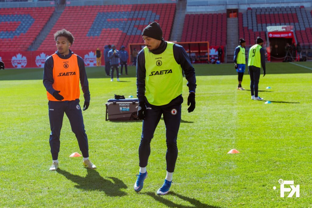 Séance d’échauffement de Ruben Providence et de Wilson Isidor avec chasubles avant le match international contre la Tunisie